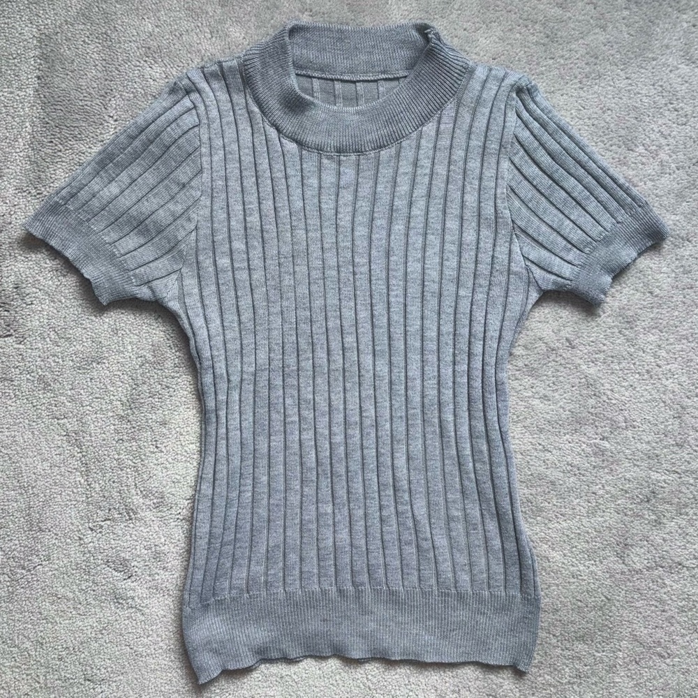 Gray ribbed short sleeve knit sweater top